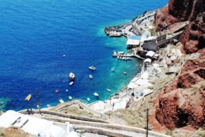 Bezoek het vissersdorpje Ammoudi Bay op Santorini