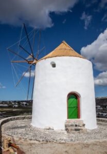 De betoverende windmolens van Emporio op Santorini