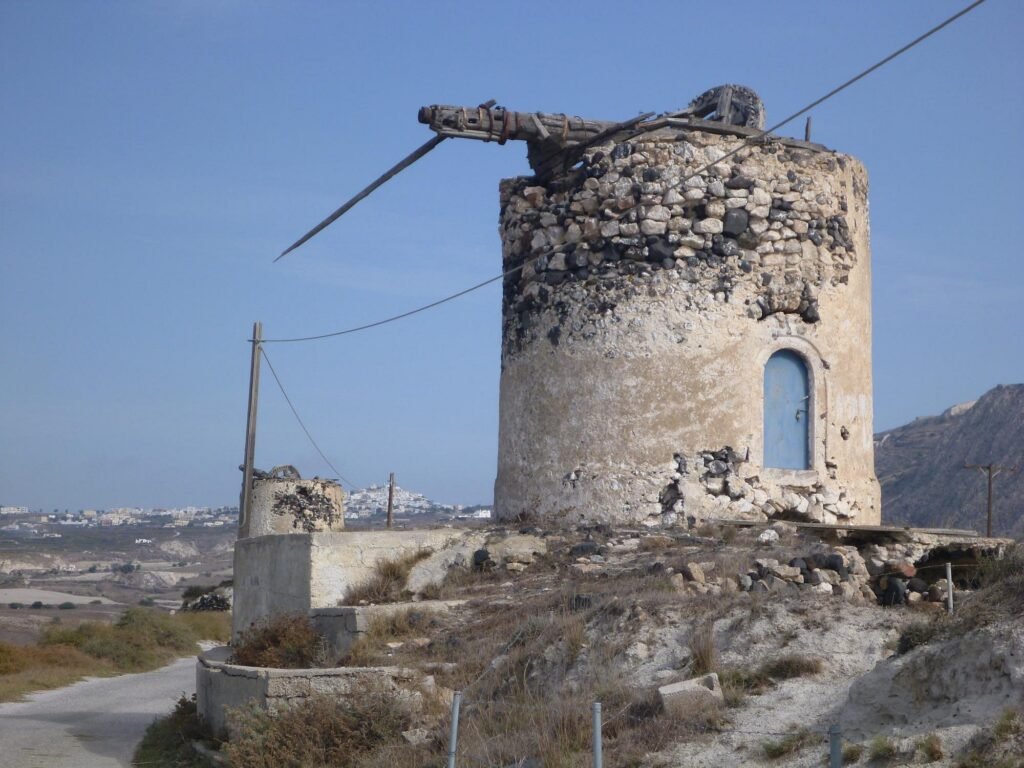 De betoverende windmolens van Emporio op Santorini