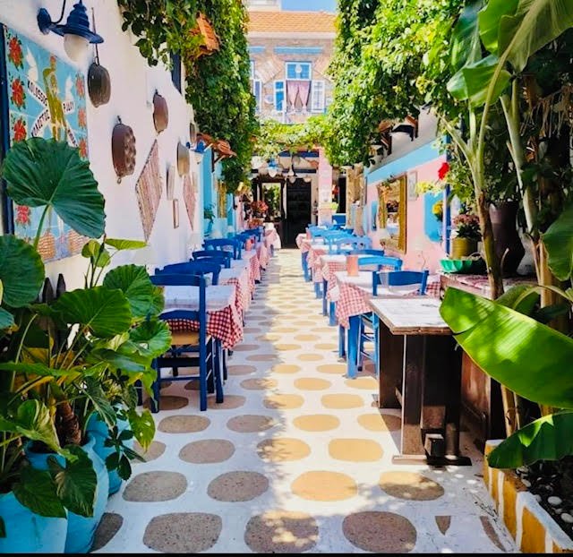 Fira smalle straatjes 
Ontdek Fira Santorini: De parel van de Egeïsche zee
