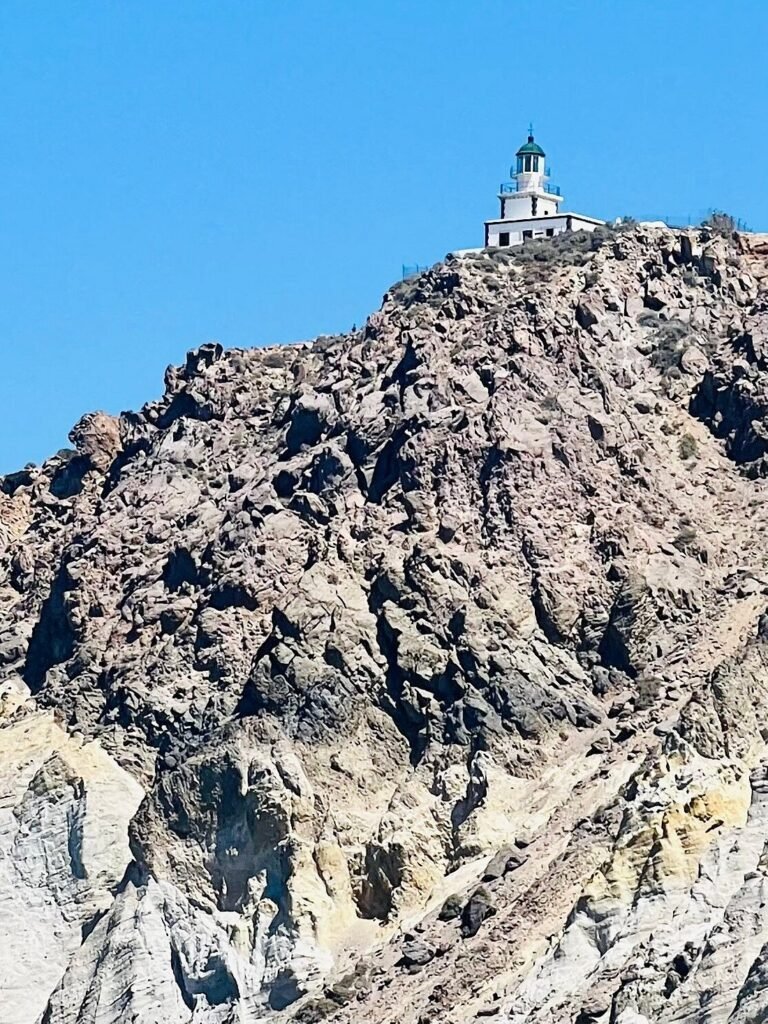 
De betoverende vuurtoren van Santorini: Faros verkennen