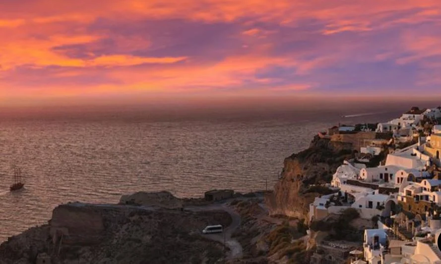 Santorini met de zonsondergang kleuren